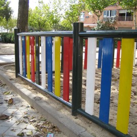 Tanca infantil d'acer en colors